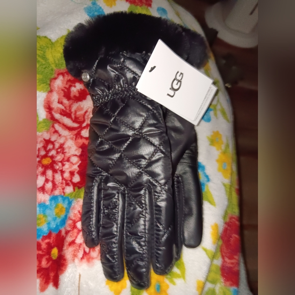 NWT UGG Quilted Gloves With Fur Liner